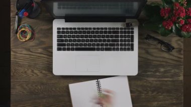 Office ile ahşap tablo üstten görünüm sağlar.