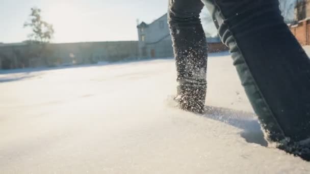 Κορίτσι πόδια περπατώ μέσα στο χιόνι — Αρχείο Βίντεο