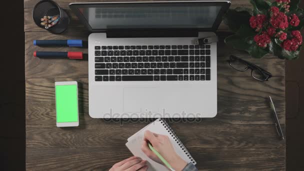 Draufsicht auf Holztisch mit Bürobedarf. — Stockvideo