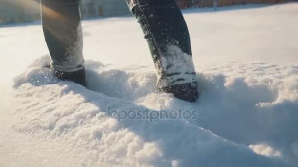 Meisje voeten wandelingen in de sneeuw — Stockvideo