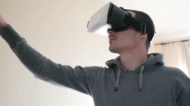 Hombre con auriculares de realidad virtual en la sala de estar . — Vídeo de stock