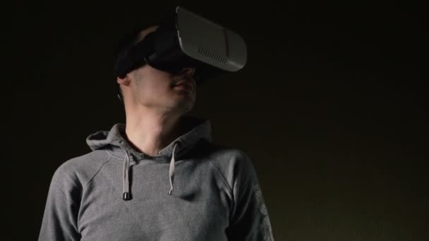 Ο άνθρωπος φορώντας σετ κεφαλής εικονικής πραγματικότητας στο σαλόνι. — Αρχείο Βίντεο