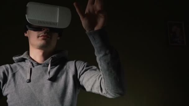 Muž na sobě soupravu pro virtuální realitu v obývacím pokoji. — Stock video