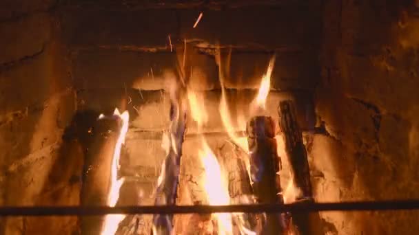 Caliente y acogedor fuego ardiente en una chimenea de ladrillo de cerca — Vídeos de Stock