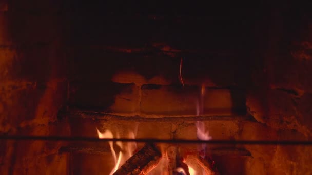 Sıcak sıcak yanan ateş içinde tuğla şömine yakın çekim — Stok video