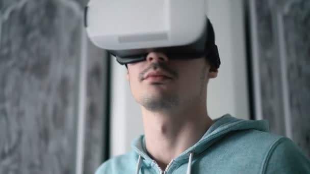 Mann trägt Virtual-Reality-Headset im Wohnzimmer. — Stockvideo