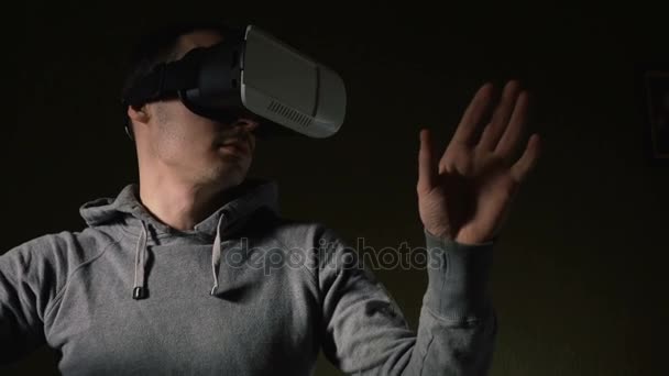 Uomo indossando auricolare realtà virtuale in soggiorno . — Video Stock