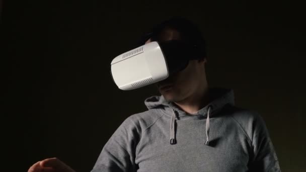 Ο άνθρωπος φορώντας σετ κεφαλής εικονικής πραγματικότητας στο σαλόνι. — Αρχείο Βίντεο