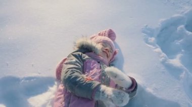 kar üzerinde küçük kız yalan