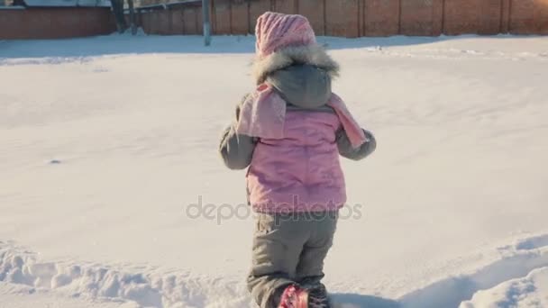 Filha e mãe correm na neve . — Vídeo de Stock