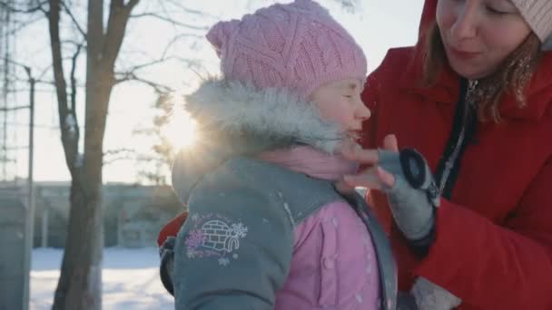 雪の中で遊んでいる母と娘. — ストック動画