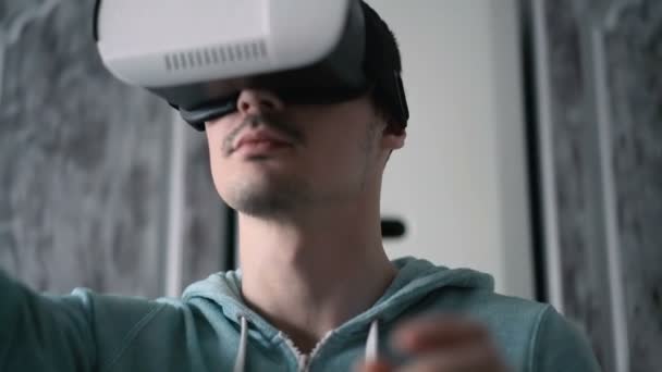 Mann trägt Virtual-Reality-Headset im Wohnzimmer. — Stockvideo
