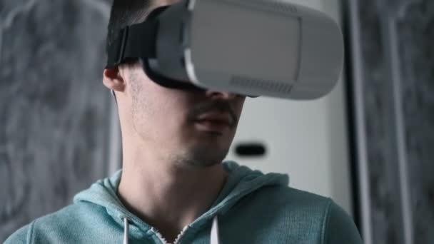 Hombre con auriculares de realidad virtual en la sala de estar . — Vídeo de stock