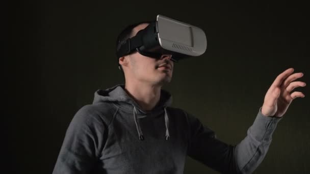 Homme portant casque de réalité virtuelle au salon . — Video