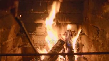 Sıcak sıcak yanan ateş içinde tuğla şömine yakın çekim