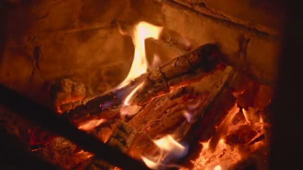 Varma mysiga brinnande eld i en tegel eldstad närbild — Stockvideo