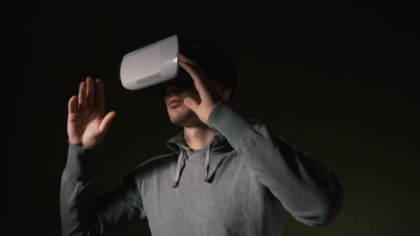 Homme portant casque de réalité virtuelle au salon . — Video
