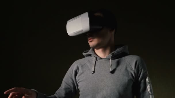 Hombre con auriculares de realidad virtual en la sala de estar . — Vídeos de Stock