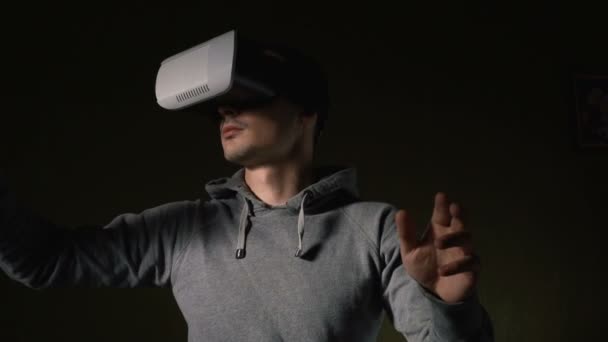 Mann trägt Virtual-Reality-Headset im Wohnzimmer. — Stockvideo