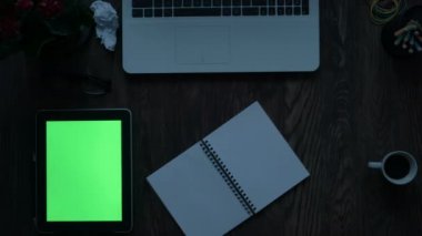 Office ile ahşap tablo üstten görünüm sağlar