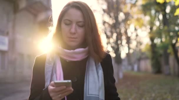 Menina urbana escrevendo uma mensagem . — Vídeo de Stock