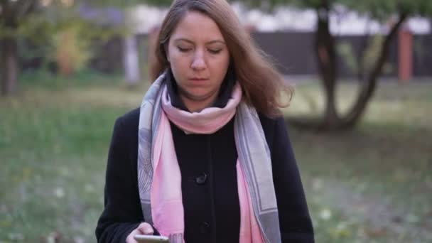 Fille urbaine écrire un message . — Video