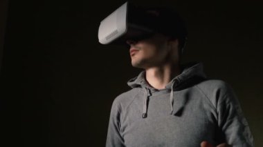 Oturma odası adlı aşınma sanal gerçeklik kulaklık dostum.