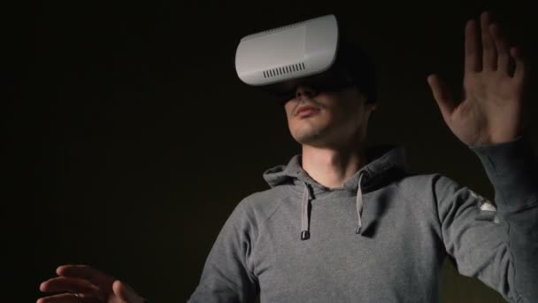 Hombre con auriculares de realidad virtual en la sala de estar . — Vídeo de stock