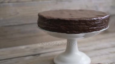 Ooden masada koyu lezzetli çikolatalı kek