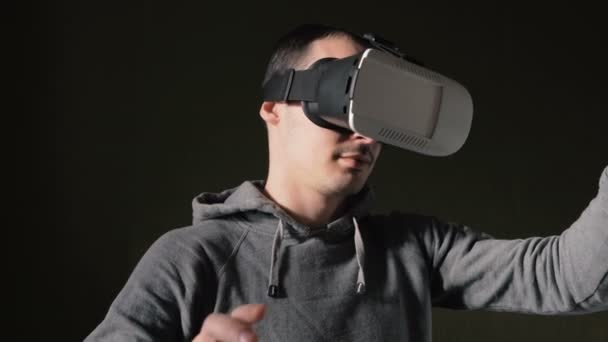 Hombre con auriculares de realidad virtual en la sala de estar . — Vídeo de stock