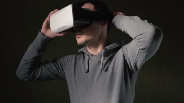 Uomo indossando auricolare realtà virtuale in soggiorno . — Video Stock