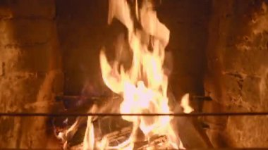 Sıcak sıcak yanan ateş içinde tuğla şömine yakın çekim