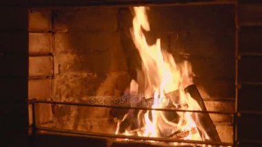 Sıcak sıcak yanan ateş içinde tuğla şömine yakın çekim