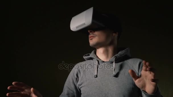 Mann trägt Virtual-Reality-Headset im Wohnzimmer. — Stockvideo