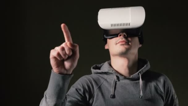 Virtuális valóság fejhallgatós mikrofont viselő ember: nappali. — Stock videók