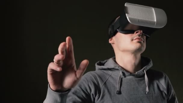 Hombre con auriculares de realidad virtual en la sala de estar . — Vídeos de Stock