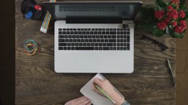 Office ile ahşap tablo üstten görünüm sağlar.
