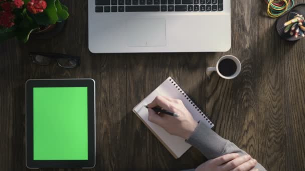 Vista superior da mesa de madeira com material de escritório . — Vídeo de Stock