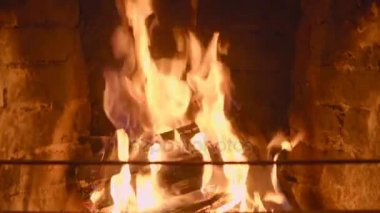Sıcak sıcak yanan ateş içinde tuğla şömine yakın çekim