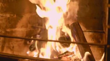 Sıcak sıcak yanan ateş içinde tuğla şömine yakın çekim
