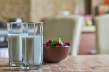 Parlak zemin üzerine çilek ile Ahududu milkshake bardak