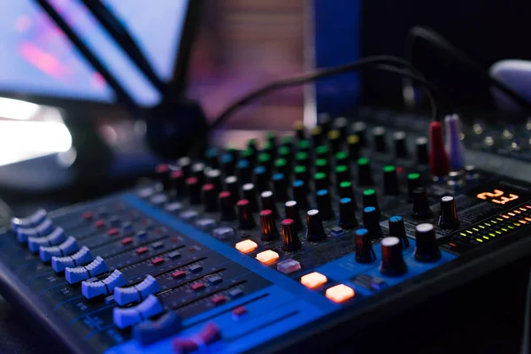 Gece kulübünde DJ ekipmanları