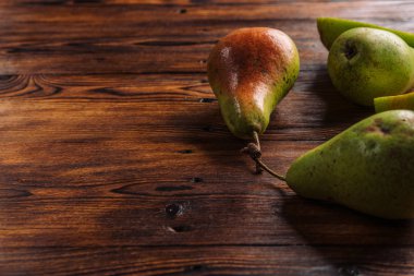 ahşap zemin üzerinde taze armut