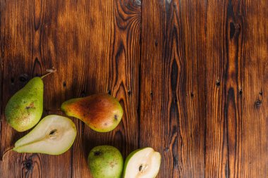 ahşap zemin üzerinde taze armut