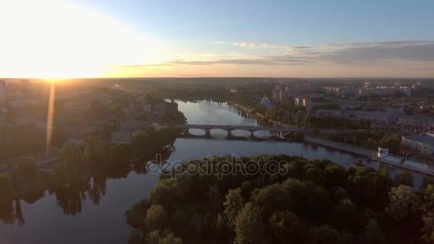 Αεροφωτογραφία της πόλης στο ηλιοβασίλεμα, top view — Αρχείο Βίντεο