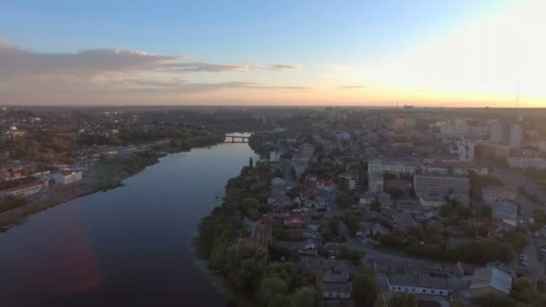 Luchtfoto van de stad bij zonsondergang, top view — Stockvideo