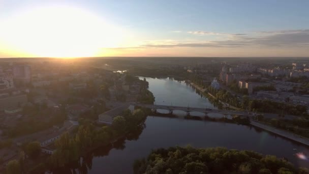 Vue aérienne de la ville au coucher du soleil, vue sur le dessus — Video