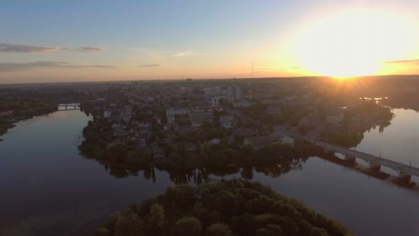 Вид с воздуха на город на закате, вид сверху — стоковое видео