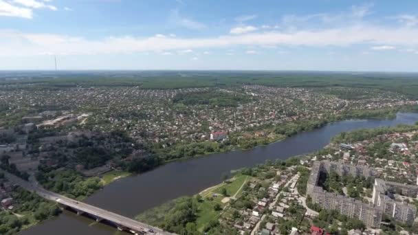 Εναέρια άποψη. Πετώντας πάνω από την πόλη και τη γέφυρα πάνω από τον ποταμό — Αρχείο Βίντεο
