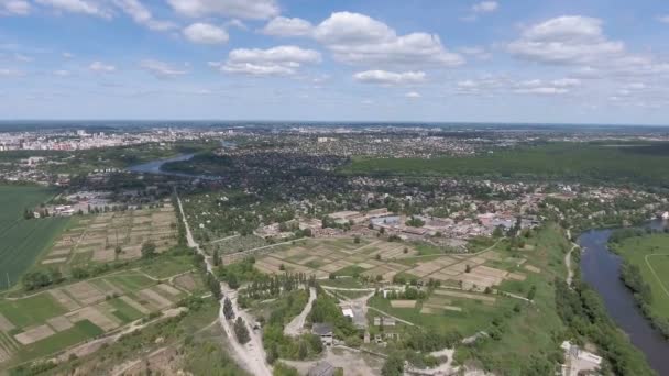 Vista aérea. Volando sobre la ciudad y el puente sobre el río — Vídeo de stock